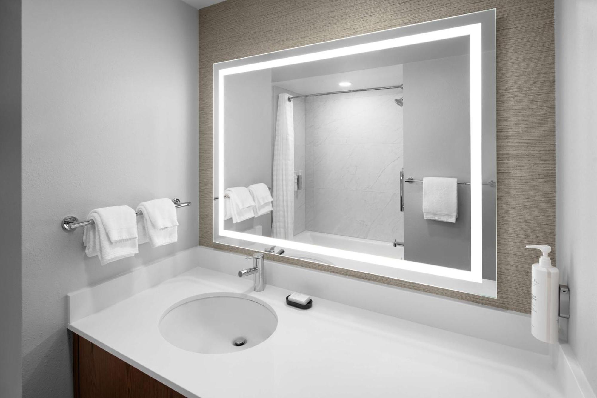 Embassy Suites By Hilton Madison Downtown 외부 사진
