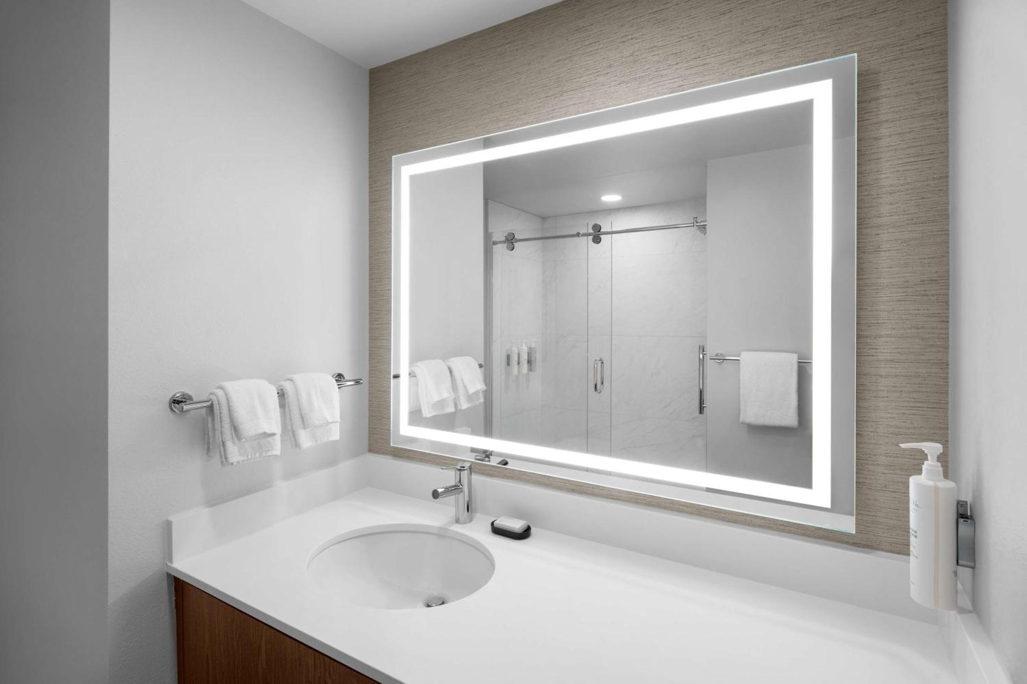 Embassy Suites By Hilton Madison Downtown 외부 사진
